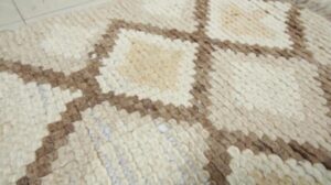 Vintage marokkanischer Läuferteppich mit beige-braunen Diamant-Rauten | Teppich & Kilim - 30543