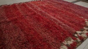 Vintage marokkanischer Teppich in Rot mit hohem Flor, Streifen und Strukturen, von Rug & Kilim - 32317