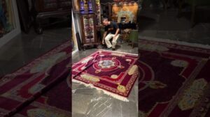 Vollseide-Teppich aus Qom mit speziellen Farben und Designs, toll zum Liken und Teilen
