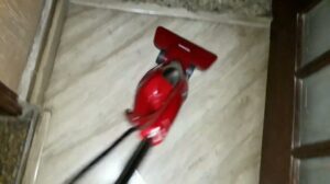 Wartungsreinigung....ich muss die Teppiche festhalten, weil dieser Staubsauger von Mondial super leistungsstark ist.