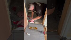 🤷🏼‍♂️ Wer baut eine Wand auf dem Teppich #Bodenbelag #Teppich #WieManEsMacht #Reparatur #Teppiche #teirnanmccorkell