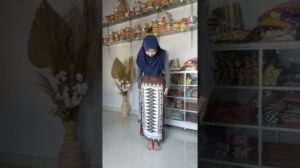 Wie man den Tapis Lasem Rock mit Silberner Sternenmotivation aus Lampung trägt