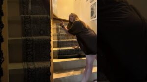 Wie man einen Läuferteppich auf einer Treppe installiert?