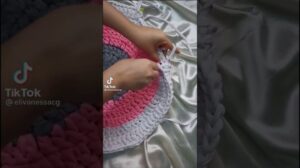 Wie man einen Teppich strickt: Wie man einen Teppich für das Wohnzimmer strickt. #Teppich #Teppich #schönerBoden #Wohnzimmer #Haus