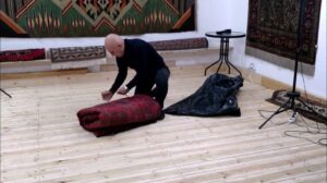 Wie man einen handgeknüpften Teppich für den Versand verpackt