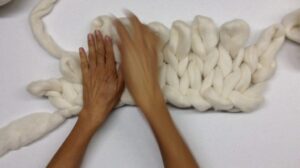 Wie man in einer Stunde mit Merinowolle eine Decke mit den Händen strickt