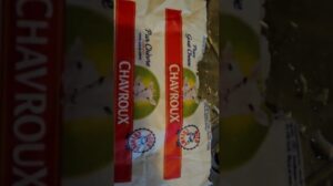 Wie wählt man Ziegenkäse? Teppich aus Rosenblättern und Chavroux aus Frankreich beim Prinzen.