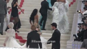 Wunderschöne Mädchen auf dem Met Gala Roten Teppich 2023 im Metropolitan Museum Karl Lagerfeld Alexander Gurman