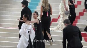 Wunderschöne Mädchen modellieren den Met Gala Roten Teppich 2023 Metropolitan Museum Karl Lagerfeld Alexander Gurman