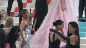 Wunderschöne Mädchen modeln auf dem roten Teppich der Met Gala im Metropolitan Museum Karl Lagerfeld Alexander Gurman