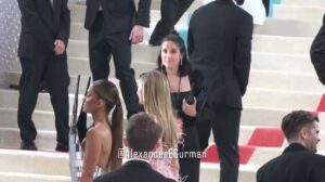 Wunderschöne Mädchen modeln beim Met Gala Red Carpet 2023 im Metropolitan Museum Karl Lagerfeld Alexander Gurman