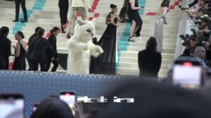 Wunderschöne Mädchen modeln beim Met Gala Roten Teppich 2023 im Metropolitan Museum Karl Lagerfeld Alexander Gurman