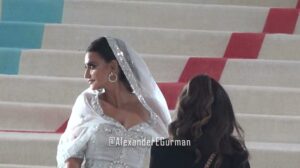 Wunderschöne Mädchen präsentieren sich auf dem Met Gala Roten Teppich 2023 im Metropolitan Museum Karl Lagerfeld Alexander Gurman