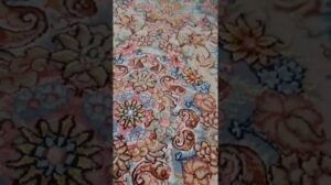Zwei wunderschöne Meter des Sabra-Designs von Master Novinfar Tabriz, 50 Knoten Seidenkette, Seidenrand, Seidenblumen - Tabriz-Teppich 👌