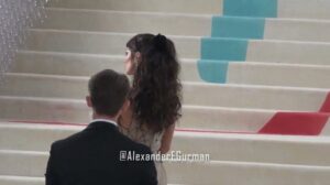 atemberaubende Mädchen modellieren die Met Gala Rotteppich Schritte Metropolitan Museum Karl Lagerfeld Alexander Gurman