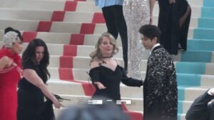 fantastische Mädchen posieren auf dem Met Gala Roten Teppich Schritte Metropolitan Museum Karl Lagerfeld Alexander Gurman