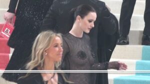 wunderschöne Mädchen Modell Met Gala Roter Teppich 2023 Metropolitan Museum Karl Lagerfeld Alexander Gurman