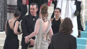 wunderschöne Mädchen modellieren die Met Gala Roten Teppich Schritte Metropolitan Museum Karl Lagerfeld Alexander Gurman