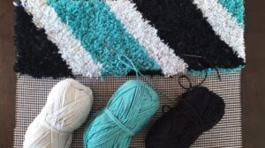 "طريقة عمل سجاد صوفي يدوي بارضية بلاستيكية" auf Deutsch ist: "Handgemachter Wollteppich auf Kunststoffboden".