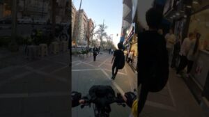 ‌Radfahren auf dem Gehweg der Valiasr-Straße, Teheran #shorts #cycling | دوچرخه سواری در پیاده رو خیابان ولیعصر تهران