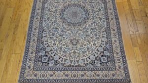 „Äußerst feiner gewebter persischer Nain Habibian im floralen Muster mit Seidenakzenten in Elfenbein, SKU 1242“