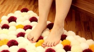 „Bequem und sehr weich: Teppich aus Toilettenpapierrollen und Wolle“