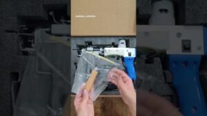 „Die sehr faszinierende Kunst des Tuftings – eine moderne und nicht ganz neue Kunst, die mit einem Gerät namens Tufting hergestellt wird.“