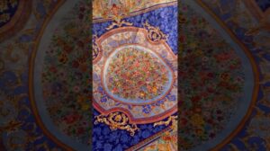 „Eleganter und schöner Seidenteppich aus Qom, von iranischen Künstlern handgeknüpft, großartige Arbeit, liken und abonnieren!“