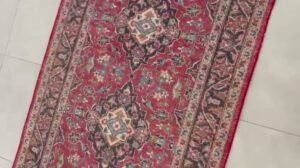 „Handgefertigter Teppich Yazd. Maße: 3,21 x 1,01 = 3,24 m². Herkunft: Iran. Zusammensetzung: Wolle“