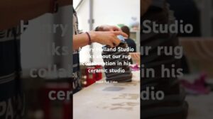 „Henry Holland erzählt uns, was ihn zu seiner Teppichkollektion inspiriert hat, während er eine Keramikplatte gestaltet.“