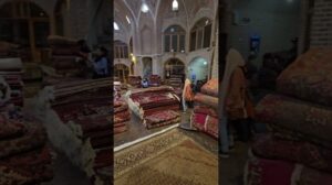 „Persische Teppiche im Basar von Tabriz | Atemberaubender iranischer Teppichmarkt 🇮🇷“