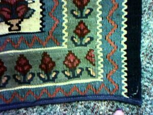 „Reparatur eines türkischen Kilim-Teppichs (nachher) von Luv-A-Rug in Victoria BC“