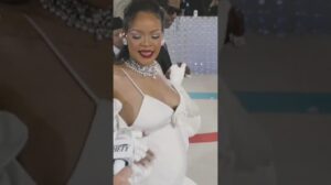„Rihanna 🤣 „Es ist Valentino, Baby“??? #Rihanna #azouproservicedigital #metgala2023“