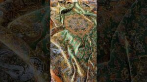 „Sehr schöner handgewebter persischer Seidenteppich, aus Qom #iranische_Kunst #handgewebter_Teppich #Seidenteppich“