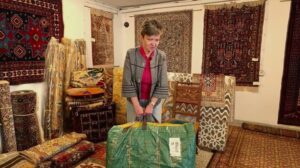 „Wie man einen großen Teppich zu @pracownianaprawydywanow schickt? #teppich #verpacken“