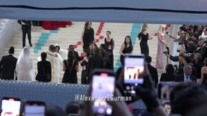 „Wunderschöne Mädchen modellieren den Met Gala Roten Teppich 2023 im Metropolitan Museum Karl Lagerfeld Alexander Gurman“