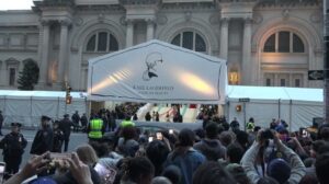 „Wunderschöne Mädchen modellieren die Met Gala auf dem roten Teppich des Metropolitan Museums Karl Lagerfeld Alexander Gurman“