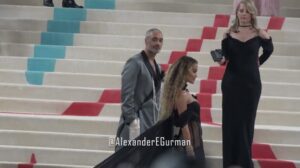 „Wunderschöne Mädchen modeln auf dem Met Gala Red Carpet 2023 – Metropolitan Museum – Karl Lagerfeld – Alexander Gurman“