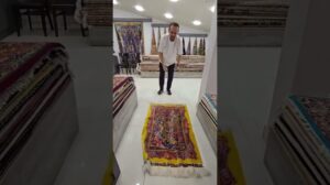 „Zarh Charkh vollständig aus Seide gewebt Qom #Teppich #Seide #Arias #goldener_Hintergrund #Seide_Teppich #Geschenk_Teppich www.arias.ir“