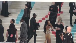 „Zauberhafte Mädchen zeigen die Met Gala auf dem roten Teppich des Metropolitan Museums – Karl Lagerfeld Alexander Gurman“