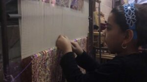 „► Kinder weben auf einem Seidenteppich in Qom / Iran“