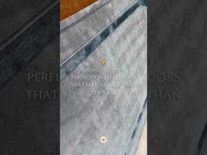 Design und Herstellung von luxuriösen handgefertigten Teppichen und Teppichböden aus Wolle, Seide und bedruckten Nylonfäden für Hotels.