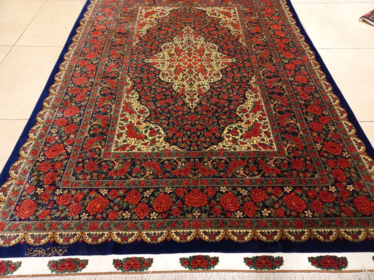 NEU 200×135 cm Handgeknüpfter ORIGINAL Rahmani Ghom Seidenteppich „Rose Classic – Lachak Toranj“ | 2,70 m² | 70 Raj | 3.234.735 Knoten | 100 % Seide auf Seide | Rot–Blau