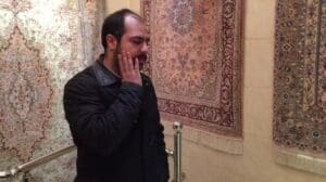 Auf der Suche nach Teppichen im Großen Basar in Teheran