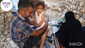 Ein alter iranischer Künstler in der Teppichweberei in einem abgelegenen Dorf