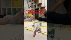 Eine häufige Geschichte, wenn Kleinkinder Kunststoffteppiche essen. Seien Sie vorsichtig, oder besser, ersetzen Sie sie durch einen Teppichboden.