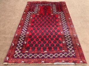 Entdecke die zeitlose Schönheit eines Vintage-Baluchi-Teppichs aus den 1980er Jahren: Kunst und Geschichte enthüllt