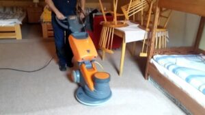 Extraktionsreinigung von Teppichen in Kombination mit einer Scheibenmaschine 03
