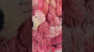 Farbexplosion: Handgefärbte Wolle für marokkanische Teppiche 🧶✨ #marokkanischeTeppiche #farben #wolle #wohnkultur