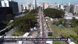 Fronleichnam in Curitiba versammelt Gläubige mit Teppichen, Messe und Show von Padre Reginaldo Manzotti